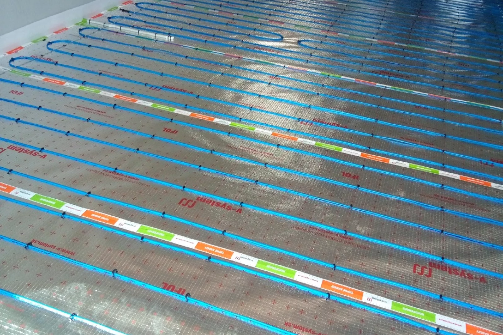 RD Olomouc - podlahové topení, instalace příček až po pokládce