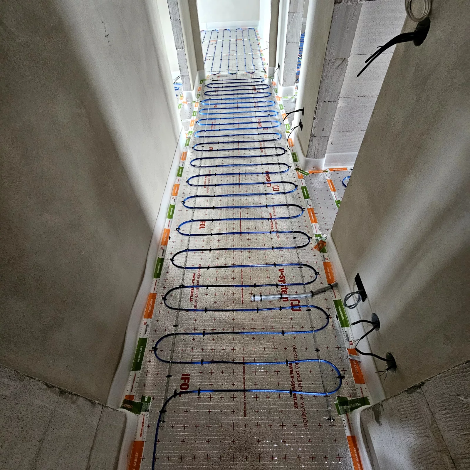 Elektrické podlahové topení - Novostavba RD Konice - odporové kabely zalité do anhydridu — foto 12