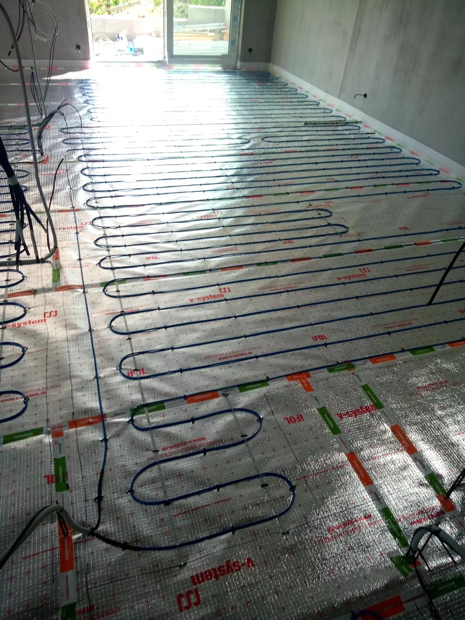 RD Olomouc - podlahové topení, instalace příček až po pokládce — foto 2